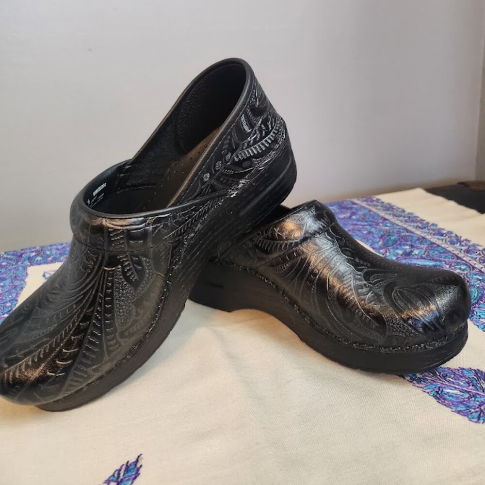 NWOT Dansko Professional Tooled Leather Clogs Size 38 Black